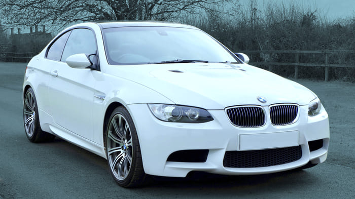 Ein weißer BMW – repräsentiert die RIANEVA KFZ-Versicherung, die Sicherheit und Schutz für Ihr Auto bietet.